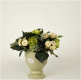 Leuk mint groen vaasje met wit/groene bloemen.